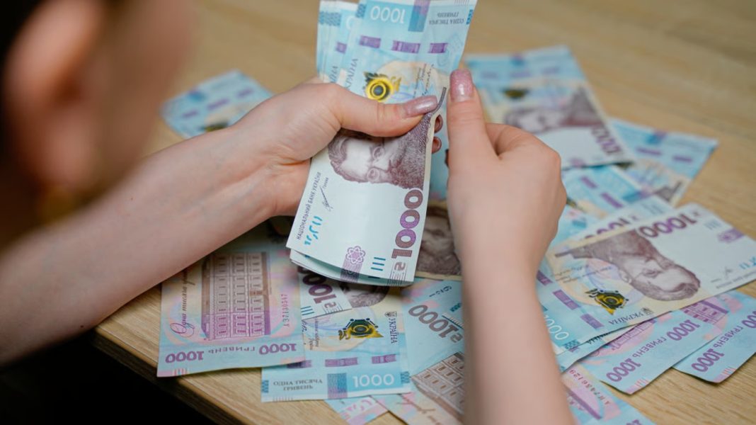 Середня зарплата в Україні